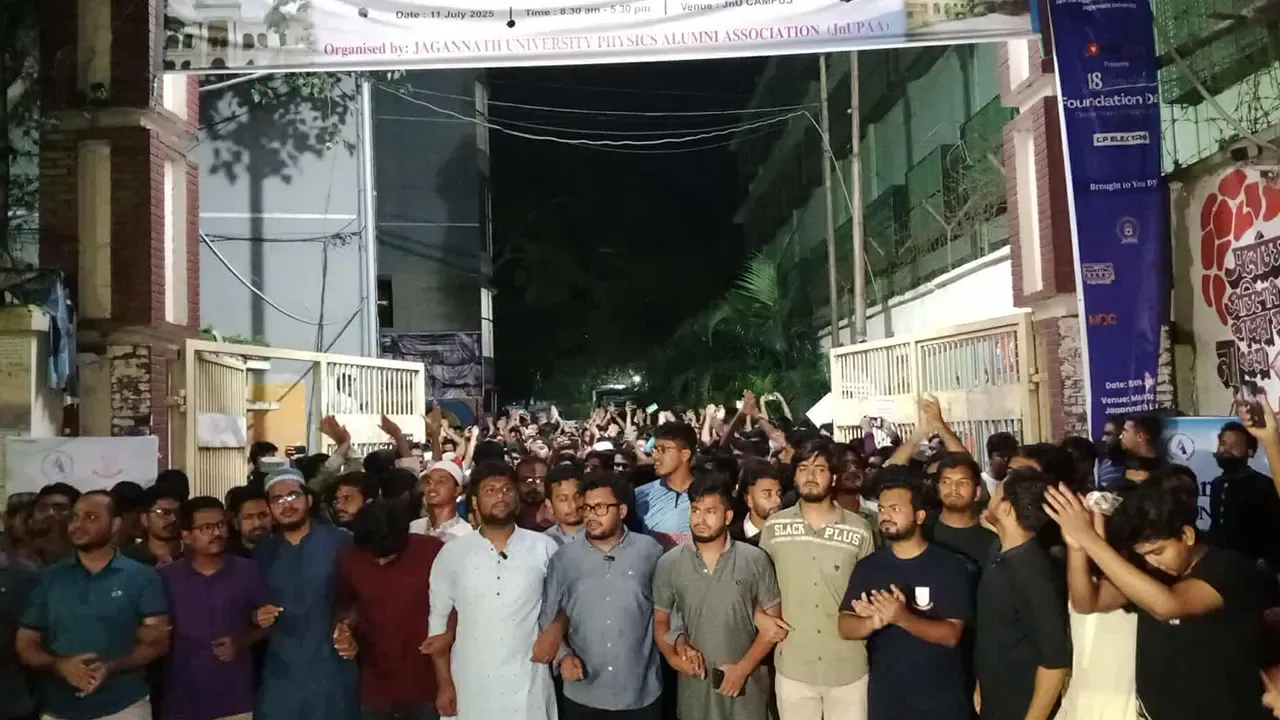 মিটফোর্ডে ব্যবসায়ী সোহাগ হত্যার প্রতিবাদে জবিতে বিক্ষোভ