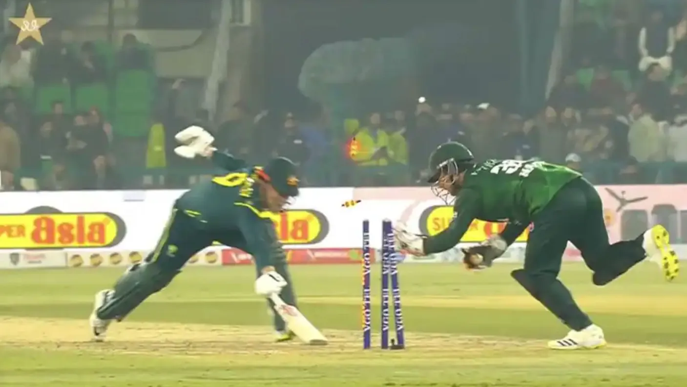 এক হাতে বল, অন্য হাতে স্টাম্প ভেঙে বিতর্কিত পাকিস্তানি কিপার
